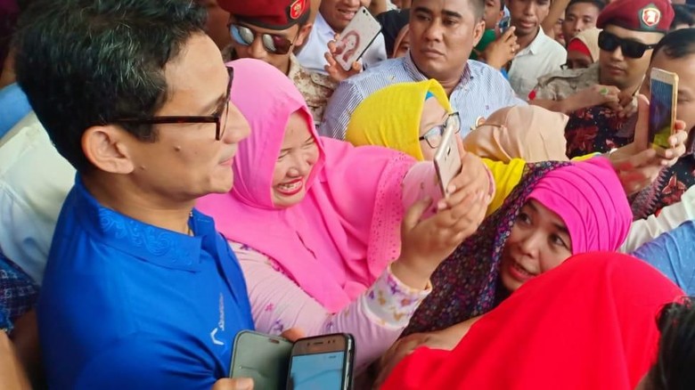 Kampanye di Padang, Sandiaga Uno Ajak Amak-amak Goyang Dua Jari Kampanye di Padang, Sandiaga Uno Ajak Amak-amak Goyang Dua Jari