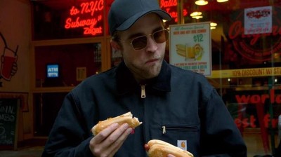 Robert Pattinson, si Vampire Tampan yang Suka makan Es Krim dan Lobster