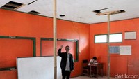 Menurut Enti Roaheti, salah satu guru di SD tersebut, kerusakan kelas itu telah terjadi sejak setahun terakhir. Namun hingga kini belum juga diperbaiki.