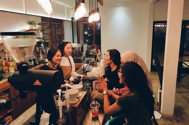 Jumat Malam Enaknya Nongkrong di 5 Coffee Shop Senopati Ini