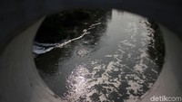 Menurut penanggung jawab stasiun pompa Setiabudi Timur, Komarudin, aliran air dari warga Setiabudi, Guntur dan gedung-gedung dikumpulkan di waduk. Lalu diolah dan dibersihkan.