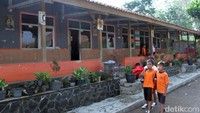 Wakil Kepala Sekolah SDN Papakmanggu Euis Nuraeni mengatakan selain ruangan kelas 6, ada tiga ruang kelas juga yang rusak, meski kerusakannya tidak parah. Ia pun berharap Bupati Bandung Dadang M Naser segera memperbaiki ruangan kelas yang rusak agar tak lagi membahayakan para siswa.