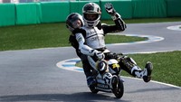 Motor kecil ini ternyata bisa buat boncengan juga, lho (REUTERS/Toru Hanai)