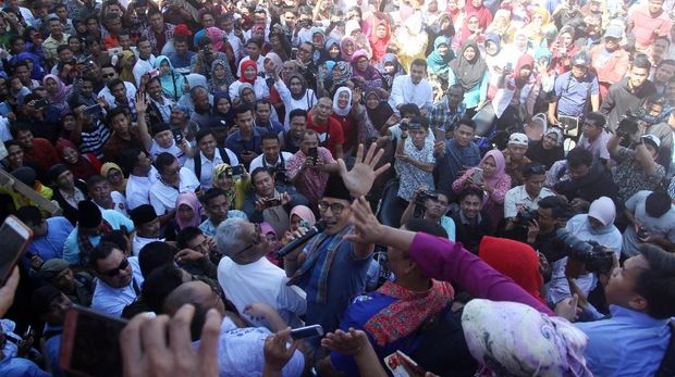 Sandiaga Uno (mengangkat tangan) saat berkunjung ke Pasar Raya Inpres II, Padang, Sumatera Barat, Jumat (19/18).