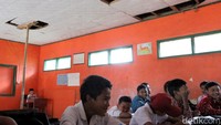 Siswa SDN Papakmanggu Kabupaten Bandung selama setahun ini terpaksa belajar di dalam kelas yang atapnya sewaktu-waktu bisa ambruk. Apalagi musim hujan segera datang, mereka makin waswas.