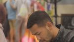 Presenter Rian Ibram Sering Pamer Pose Keren Saat Ngopi