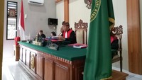 Begitu pula dengan hakim. Meski memakai jubah hakim, para hakim pria terlihat memakai udeng saat memimpin sidang.