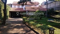 Rumah tersebut memiliki halaman luas di depannya. Foto: dok Rumah123