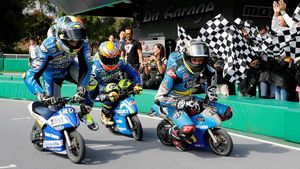 Aksi Lucu Rider MotoGP Ngebut Naik Motor Mini