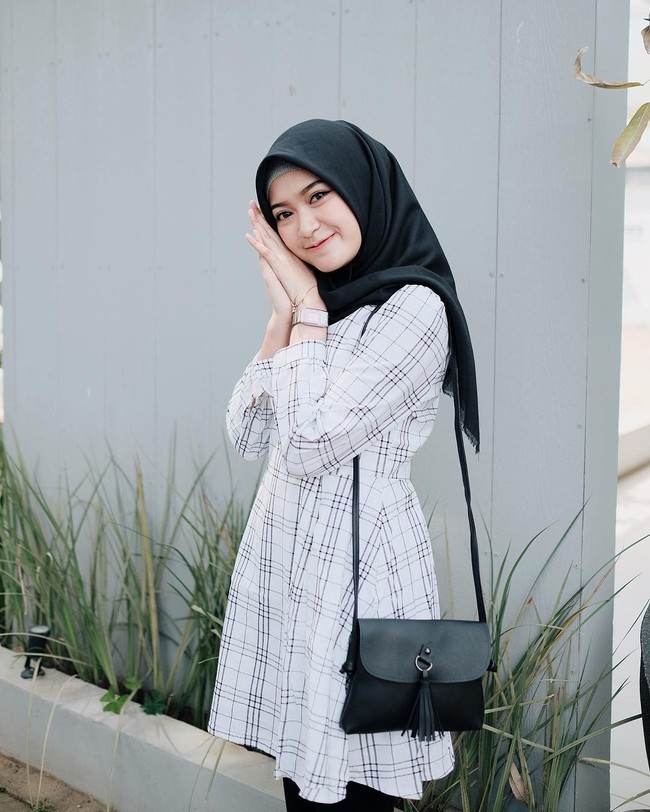 Di usianya ke-21 tahun, Sari sukses memiliki lebih dari 700 followers di Instagram dan 557 ribu subscribers di Youtube. Foto: Dok. Sari Endah Pratiwi