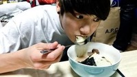 Kalau yang satu ini Jungkook sedang makan sajian dalam mangkuk. Ada yang bisa tebak makanan apa yang dilahap pria setinggi 1.78 meter ini? Foto: YouTube