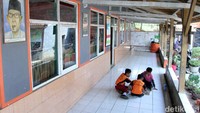 Kondisi memprihatinkan itu membuat sejumlah guru khawatir jika saat sedang kegiatan belajar mengajar atap kelas ambruk dan melukai anak-anak yang berada di dalam kelas.