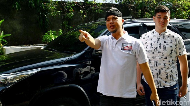 Dicegah Polisi ke Luar Negeri, Ahmad Dhani Ngaku Rugi Rp 1 Miliar Dicegah Polisi ke Luar Negeri, Ahmad Dhani Ngaku Rugi Rp 1 Miliar