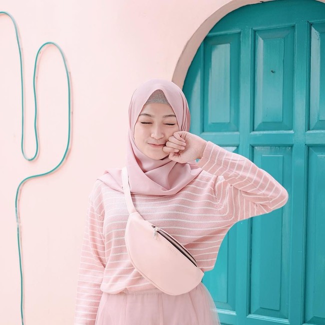 Gaya hijabnya memang memiliki ciri khas. Sari selalu memakai warna-warna pastel yang lembut. Foto: Instagram/saritiw