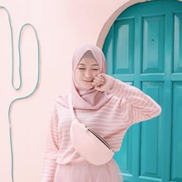 Gaya hijabnya memang memiliki ciri khas. Sari selalu memakai warna-warna pastel yang lembut. Foto: Instagram/saritiw