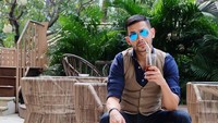 I coffee you, tulis Rian pada postingannya ini. Ia terlihat duduk santai sambil minum segelas es kopi. Foto: instagram Rian Ibram