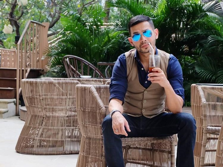 Presenter Rian Ibram Sering Pamer Pose Keren Saat Ngopi