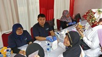 Memanfaatkan acara inspeksi Menkes Nila, beberapa Pos Pembinaan Terpadu (Posbindu) dibuka sehingga warga bisa melakukan pemeriksaan kesehatan gratis. (Foto: Firdaus Anwar/detikHealth)