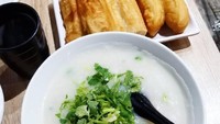 Paling sederhana, bubur beras putih dimasak kental dengan kaldu. Ditaburi daun bawang cincang dan disantap dengan cakue. Foto: Instagram @melhara