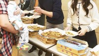 Menjadi bintang iklan Dominos Pizza Korsel, Kim Woo Bin dan Kim So Hyun membagikan pizza gratis dalam sebuah acara amal. Duh, aktor yang lahir pada 16 Juli 1989 itu terlihat sangat ramah, ya. Foto: Instagram actorkimwoobin