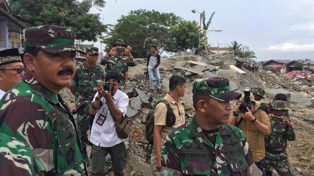 Rombongan meninjau daerah terkena likuifaksi di Petobo