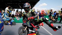 Siapa bilang naik motor mini tidak bisa bergaya dan beraksi. Hafizh Syahrin pamer wheelie meski naik tunggangan kecil (REUTERS/Toru Hanai)