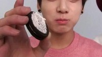 Yang ini pose Jungkook pamer senyum simpul. Di genggamannya ada Oreo dengan krim yang dibiarkan terbuka. Hayo lebih suka biskuit apa krimya! Foto: We Heart It