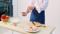 Nah bukan cuma jago ngopi tapi Rian tampaknya juga bisa masak nih. Lihat saja gayanya dengan baju chef ini. Ia sudah siap mengolah masakan. Mau masak apa ya? Foto: instagram Rian Ibram