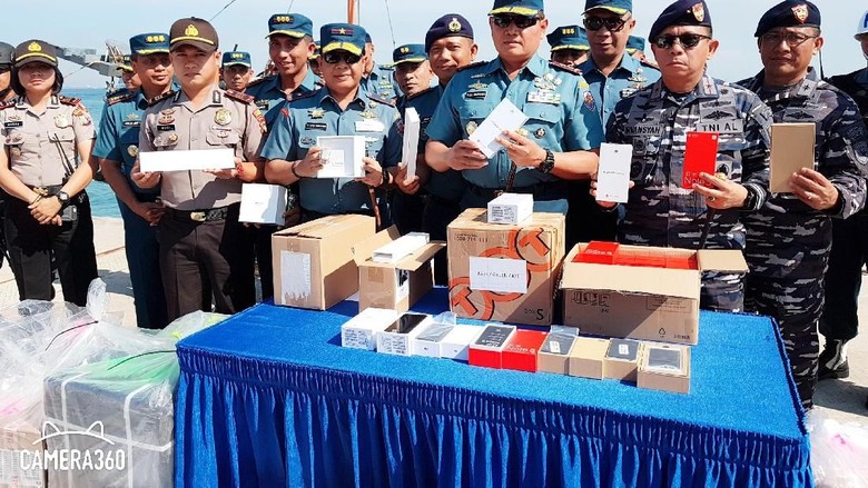 Dor!Dor!Dor! TNI AL Bekuk Penyelundup 20 Ribu Hp dari Singapura Dor!Dor!Dor! TNI AL Bekuk Penyelundup 20 Ribu Hp dari Singapura