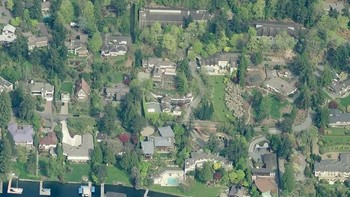 Ia memiliki sejumlah hunian di Mercer Island, Washington, Amerika Serikat, dengan termasuk di dalamnya adalah rumah untuknya dan ibunya. Foto: Business Insider
