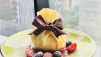 Bentuknya lucu seperti bungkusan yang diikat dengan pita ungu. Ini Omoniaire yang memiliki rasa halus. Rasanya segar karena dilengkapi dengan buah berry dan saus strawberry. Foto: Istimewa