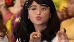 Pose Dua Jari Dewi Perssik yang Bikin Salah Fokus