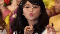 Hingga saat sadare dirinya tengah dikeker oleh fotografer, Dewi memajang pose dua jari namun kali ini agak berbeda. Pool/Noel/detikFoto.