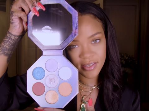 Nggak Cuma di Wajah, Rihanna Pakai Highlighter Sampai Kuping