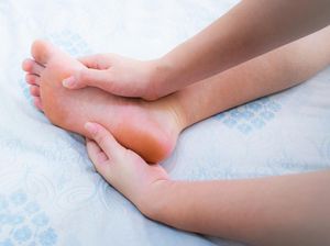 Sering Kesemutan Usai Jongkok atau Bersila, Normal Nggak Sih Dok?