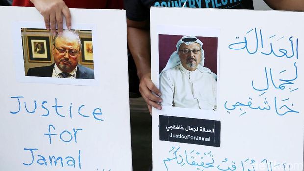 Sejumlah jurnalis menggelar aksi solidaritas di depan Kedubes Arab Saudi di Jakarta. Mereka menuntut kejelasan atas hilangnya jurnalis senior Arab tersebut.