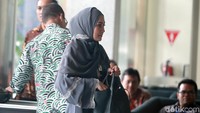 Mengenakan gamis dan kerudung berwarna senada, Steffy diperiksa sebagai saksi kasus dugaan suap Gubernur Aceh nonaktif Irwandi Yusuf.