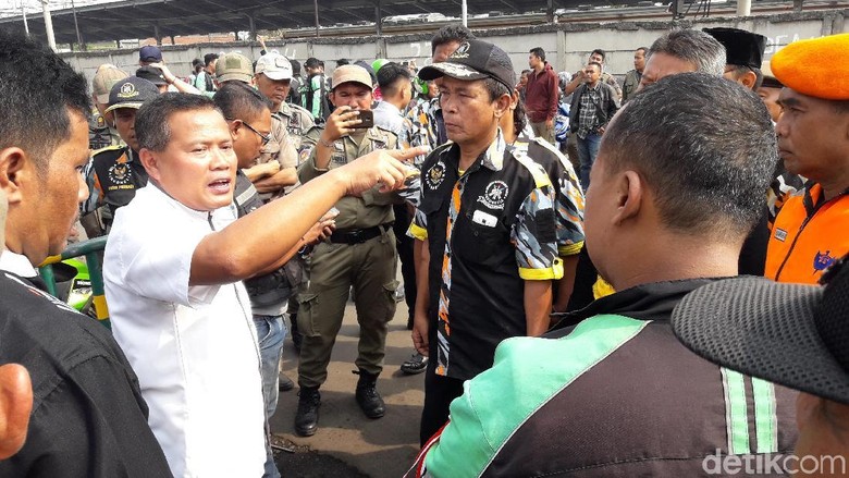 Dishub Tertibkan Ojek Online yang Mangkal di Depan Stasiun Bekasi Dishub Tertibkan Ojek Online yang Mangkal di Depan Stasiun Bekasi