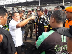 Dishub Tertibkan Ojek Online yang Mangkal di Depan Stasiun Bekasi