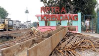 Pembangunan turap yang proses pengerjaannya tepat di samping RPTRA Krendang menjadi salah satu penyebab area ini menjadi tak lagi terawat.