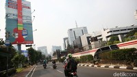 Penyegelan dilakukan karena reklame tersebut tak mematuhi izin yang berlaku.