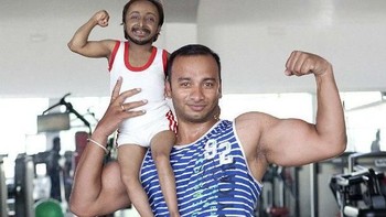 Biasanya binaragawan memiliki badan tinggi dan kekar. Namun berbeda dengan pria asal India ini yang dijuluki Aditya “Romeo” Dev. Ia mendapatkan rekor binaragawan terkecil hingga akhirnya meninggal pada tahun 2012.  (Foto: list25)