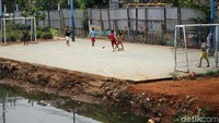 RPTRA Krendang tepat berada di sebelah sungai.