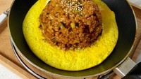 Bergaya restoran, telor bisa dibuat omelet di atas hotplate dan nasi goreng ditaruh di atasnya. Yummy! Foto : Instagram @ujean.g