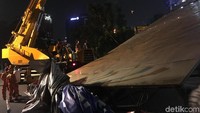 Proses pencopotan reklame dimulai pukul 21.00 WIB. Pada pukul 23.47 WIB reklame berhasil diturunkan.
