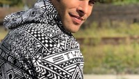 Pemilik nama lengkap Jon Kortajarena Redruello ini biasa disapa Jon. Ia adalah model pria populer yang dipercaya oleh brand-brand ternama seperti Versace, Giorgio Armani, Bally hingga Trussardi. Foto: instagram @kortajarenajon