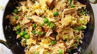 Kacang polong, telor dan sedikit suwiran ayam juga bisa jadi paduan nasi goreng enak. Foto : Instagram @missrachelphipps
