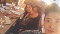 Sepertinya Jong Suk memang dekat dengan kru dan orang-orang yang tergabung dalam managemennya. Ia terlihat mengambil wefie saat makan malam bersama. Foto: Instagram jongsuk0206