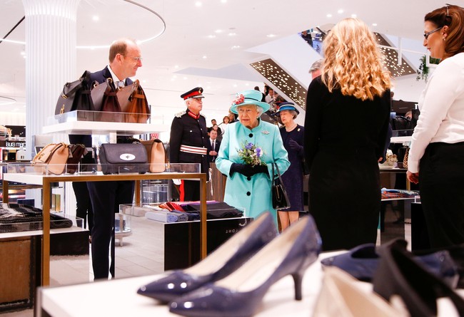 Tentu Ratu Elizabeth tak perlu berkompetisi dengan pembeli lain karena area sekitarnya telah diamankan untuk tamu VVIP. Foto: Dok. Getty Images