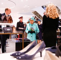 Tentu Ratu Elizabeth tak perlu berkompetisi dengan pembeli lain karena area sekitarnya telah diamankan untuk tamu VVIP. Foto: Dok. Getty Images